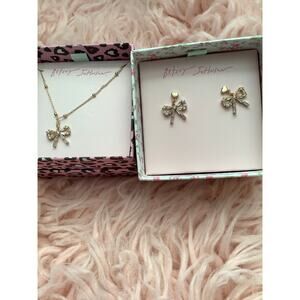 New with tag 🏷️ Betsey Johnson set 2 pieces earrings & necklace
